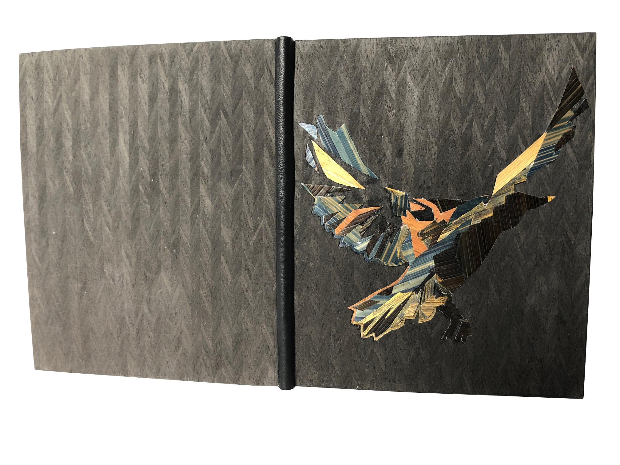 Lamon Christiane: Le corbeau Edgar Poe .Plats en bois décorés d’une mosaïque de paille.