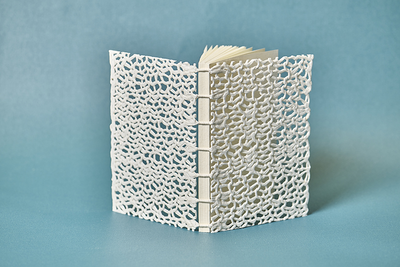 Marja Wilgenkamp  Knitted Boards Binding, eigen idee voor alternatieve boekband materiaal , tutorial van deze werkwijze is te kopen bij Elbel Libro